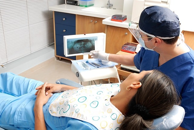 Czym się zajmuje stomatologiczny chirurg?