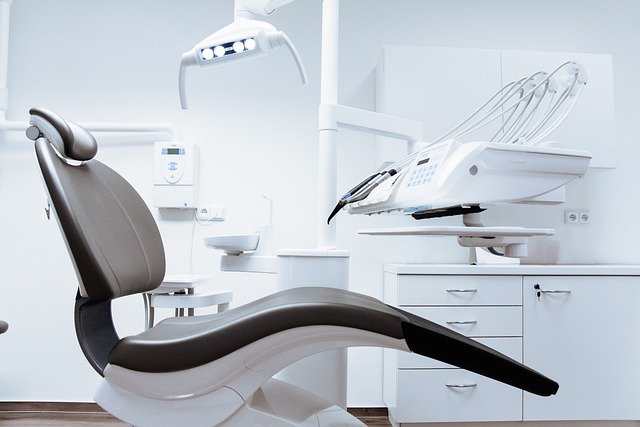 Opieka stomatologiczna w celu zapobiegania chorób — chirurg stomatologiczny Warszawa