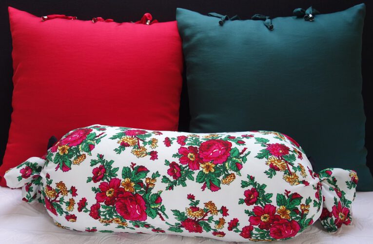 Granatowe poduszki dekoracyjne – w jakich pomieszczeniach się sprawdzą?