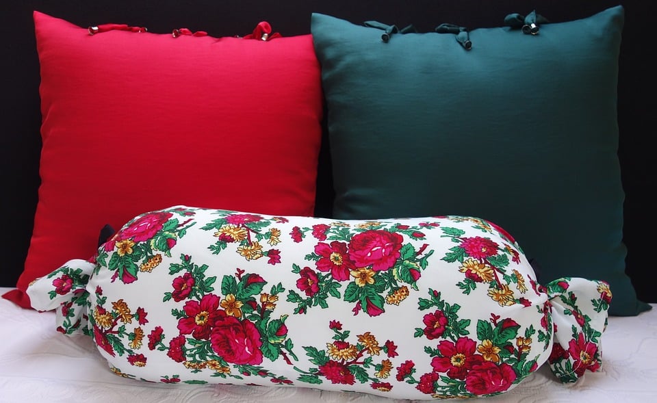 Granatowe poduszki dekoracyjne - w jakich pomieszczeniach się sprawdzą?