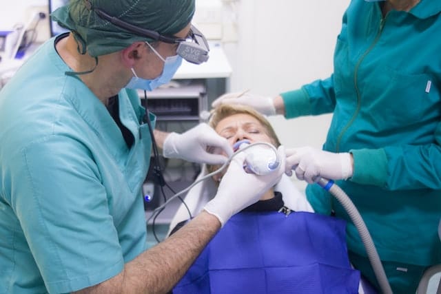 Jak wygląda praca chirurga stomatologa w Warszawie?