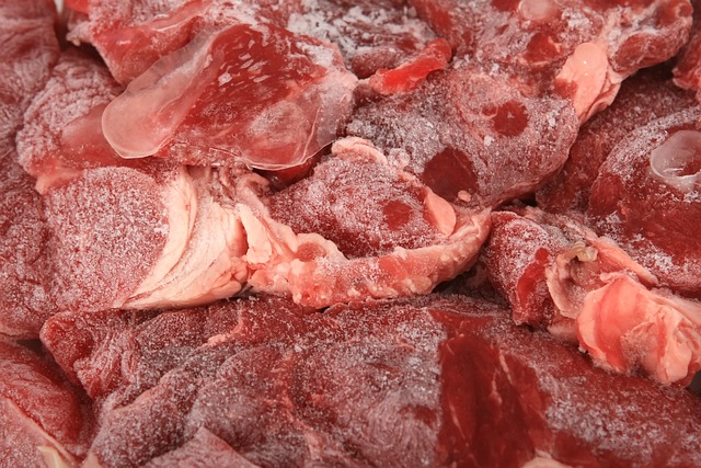 Poradnik krok po kroku: Jak gotować mrożone mięso aby zachować smak i teksturę