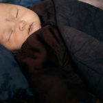 Dlaczego 10-miesięczne dziecko budzi się w nocy? Najczęstsze przyczyny i jak sobie z nimi radzić
