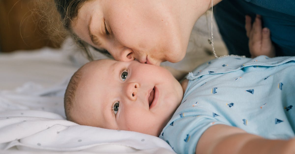 Dolne jedynki u niemowlaka: jak rozpoznać ząbkowanie po wyglądzie dziąseł? Zdjęcia porównawcze