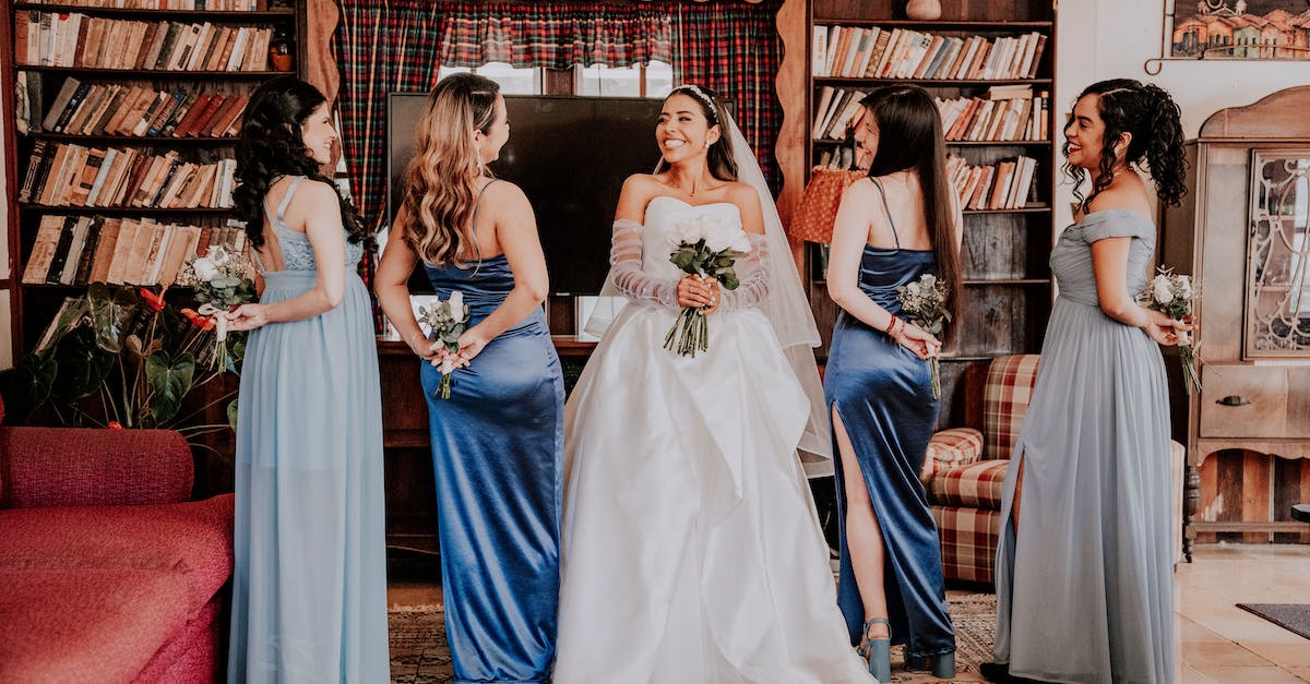 Sukienki na wesele: 10 modnych propozycji na niezapomniane przyjęcie