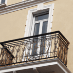 Jakie są zalety zabudowy balkonów i jak to wpłynie na wartość nieruchomości?